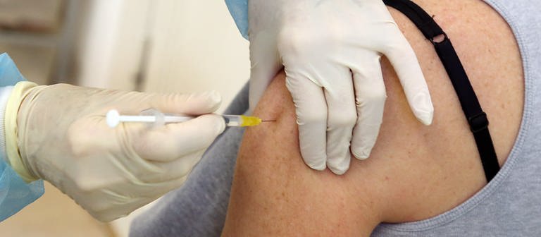 Eine Frau bekommt ihre Booster-Impfung mit dem Comirnaty-Impfstoff des Herstellers BiontechPfizer verabreicht. (Foto: dpa Bildfunk, picture alliance/dpa | Wolfgang Kumm)