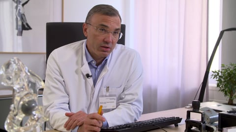 Professor und Facharzt für Orthopädie und Unfallchirurgie Tobias Renkawitz sitzend am Schreibtisch im Gespräch. (Foto: SWR)
