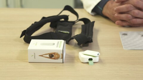 Auf einem Tisch liegen zwei Gadgets für eine aufrechtere Haltung: Ein Sensor, den man sich zwischen die Schulterblätter klebt und ein Haltungstrainer in Form eines Gurtes. (Foto: SWR)