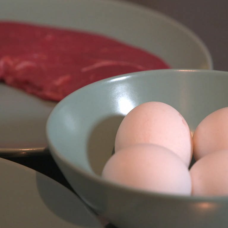 Eier und Rindfleisch in Schaalen (Foto: SWR)