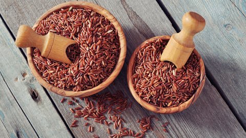 Roter fermentierter Reis in Schälchen aus Holz. Alternative als natürlicher Cholesterinsenker. (Foto: Colourbox, 8402334)