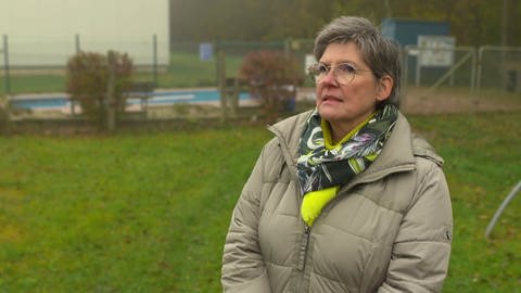 Claudia Zobel vom Kneipp-Bund Saarland steht auf einer Wiese, hinter ihr ist ein Kneippbecken zu sehen. (Foto: SWR)