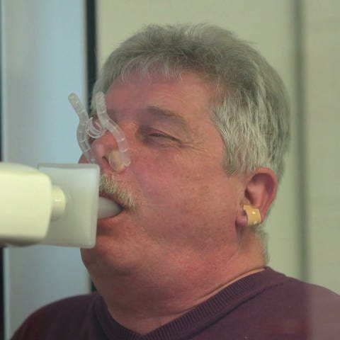ein Patient unterzieht sich einem Funktionstest seiner Lunge (Foto: SWR)
