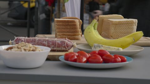 Auf dem Bild sind histaminhaltige Lebensmittel zu sehen: Tomaten, Nüsse, Bananen Wurst, Käse und Brot (Foto: SWR)