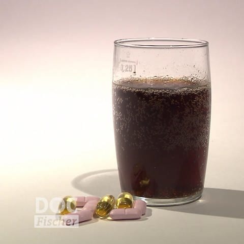 Tabletten und Cola (Foto: SWR)