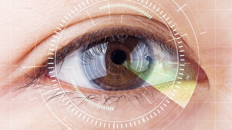 Symbolbild: Ein braunes Auge mit Kreisen über dem Auge, die es abmessen für die Laseroperation. Die volle Sehkraft wieder herstellen: Eine Laser-OP der Augen kann Weit- und Kurzsichtigkeit korrigieren. Wichtig ist das richtige Laserverfahren und die Nachsorge. (Foto: Adobe Stock)