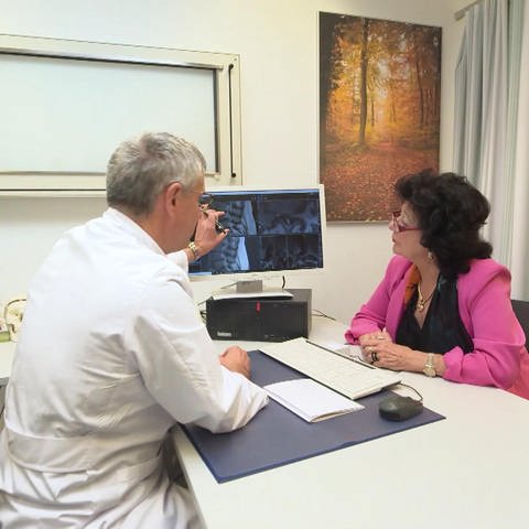 Gespräch zwischen Arzt und Patientin über Problematik (Foto: SWR)