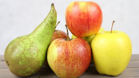 Birnen und Äpfel liegen auf einem Holztisch. (Foto: Adobe Stock, Adobe Stock/Cezzar)