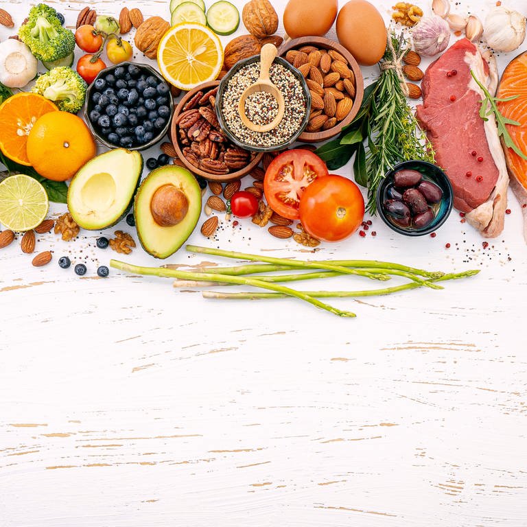 Verschiedenste Lebensmittel wie Obst Gemüse und Fisch liegen nebeneinander - vor allem Obst und Gemüse wären dabei Teil einer basischen Ernährung (Foto: Adobe Stock, AdobeStock / kerdkanno)
