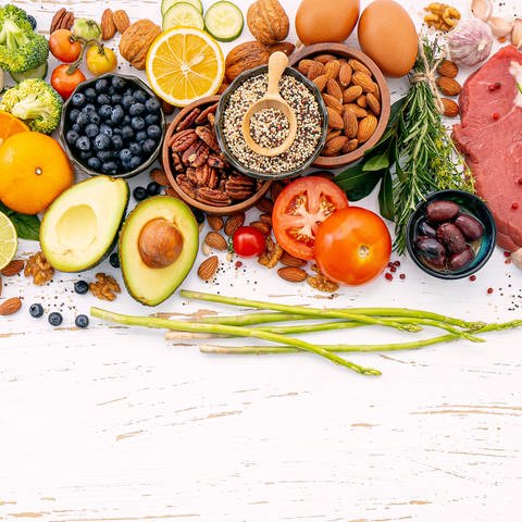 Verschiedenste Lebensmittel wie Obst Gemüse und Fisch liegen nebeneinander - vor allem Obst und Gemüse wären dabei Teil einer basischen Ernährung (Foto: Adobe Stock, AdobeStock / kerdkanno)