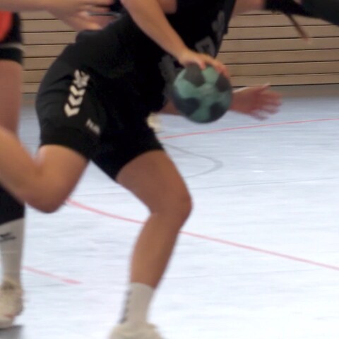 Handballerin springt (Foto: SWR, SWR)