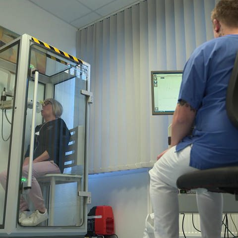 Patientin wird untersucht, im Beisein eines Arztes (Foto: )