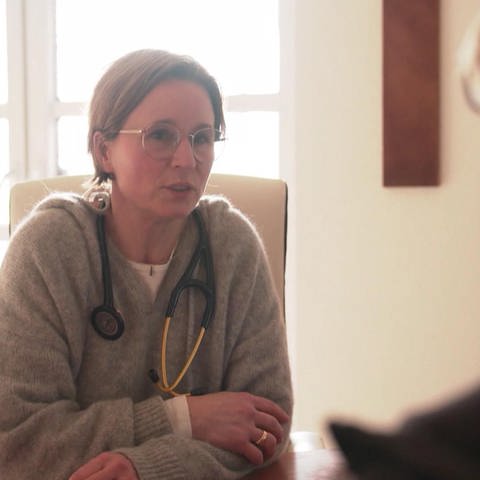 Ärztin im Gespräch mit ihrer Patientin (Foto: SWR)