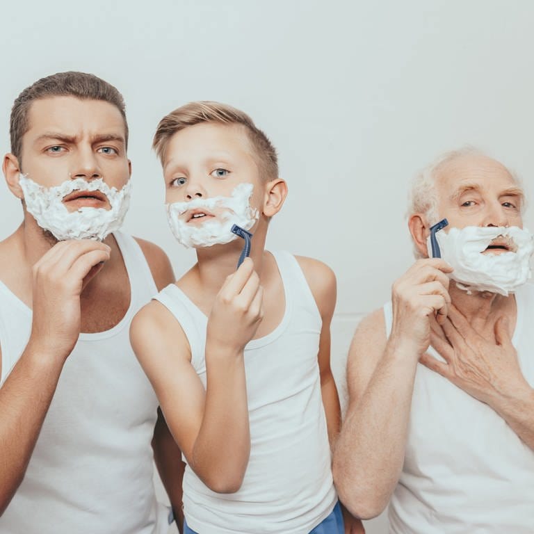 Drei Generationen Männer bei einer Nassrasur