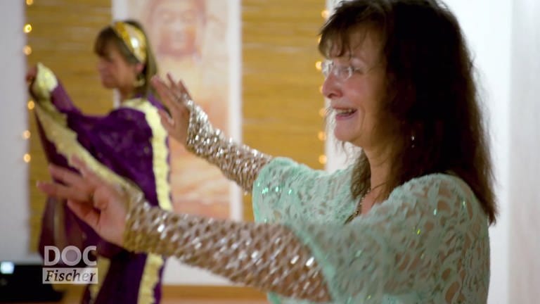Zwei ältere Frauen üben orientalischen Tanz (Foto: SWR, SWR)