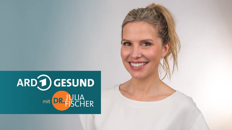 Dr. Julia Fischer vor einem weißen Hintergrund, davor steht ARD GESUND.