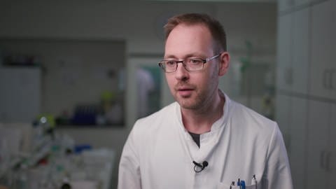Dr. Stefan Kabisch forscht sitzt in einem Labor