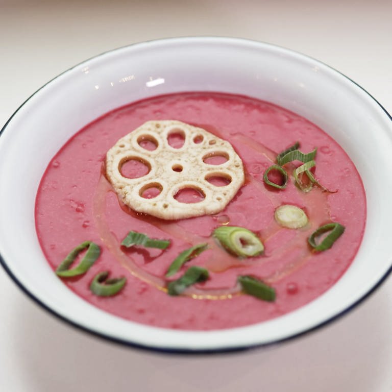 Rote Bete Suppe mit Lotuschips und Frühlingszwiebeln.
