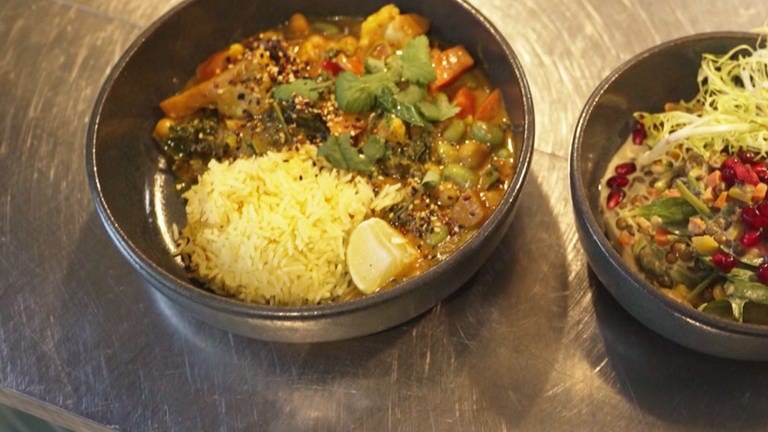 Veganes Kichererbsen-Kokos-Curry mit Gemüse und Reis und Linsensalat mit Tahini und Babyspinat.