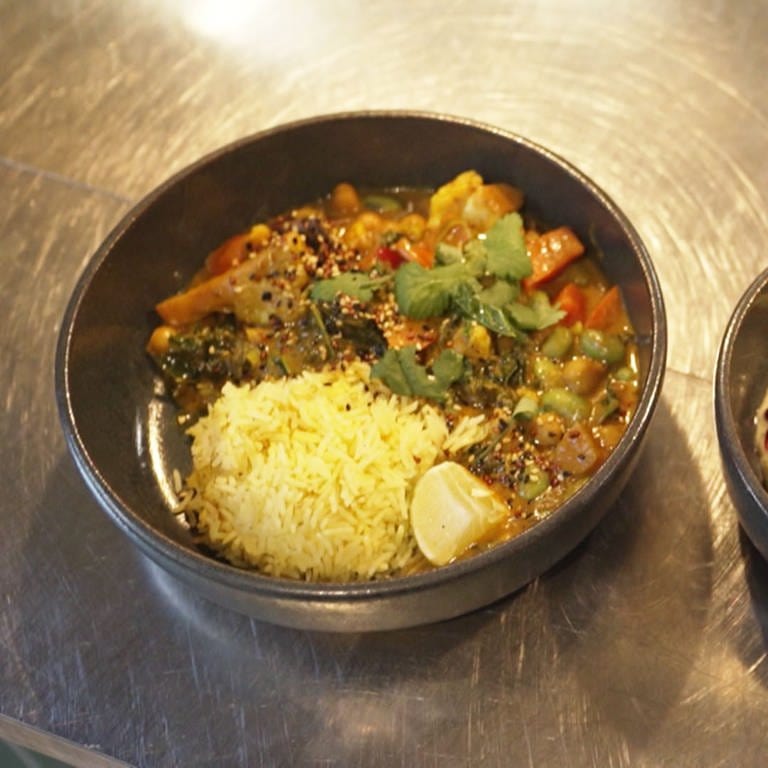 Veganes Kichererbsen-Kokos-Curry mit Gemüse und Reis und Linsensalat mit Tahini und Babyspinat. (Foto: SWR)