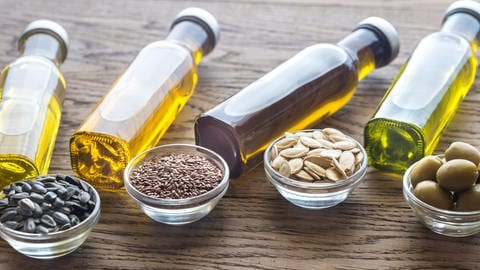 Sonnenblumenöl, Leinöl, Kürbiskernöl, Olivenöl: Welche Öle und Fette sind besonders gesund?  (Foto: Adobe Stock)