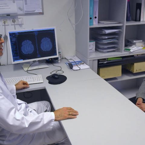 Patientin mit Arzt im Gespräch am Tisch sitzend (Foto: SWR)