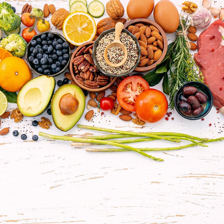 Verschiedenste Lebensmittel wie Obst Gemüse und Fisch liegen nebeneinander - vor allem Obst und Gemüse wären dabei Teil einer basischen Ernährung