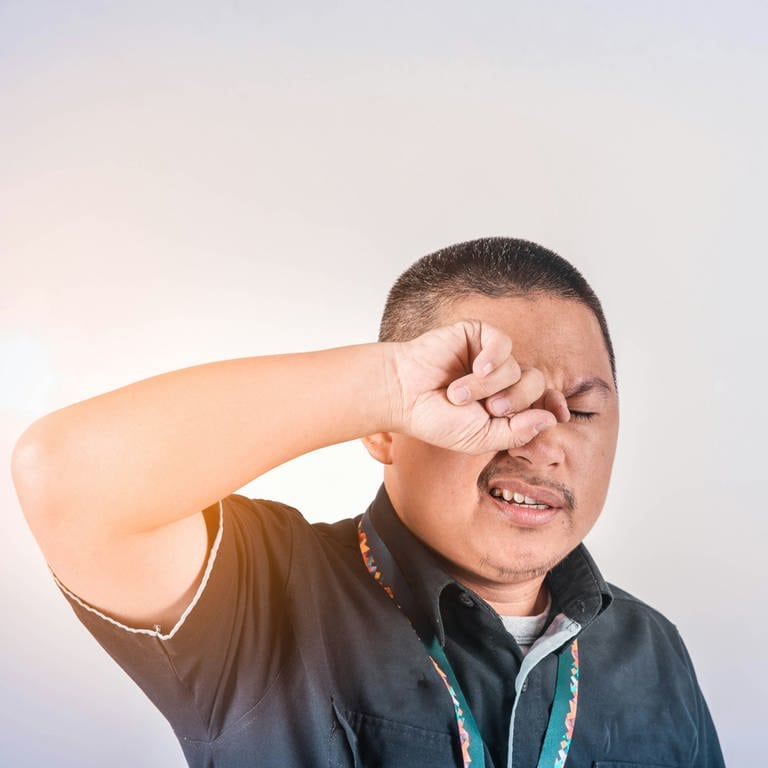 Ein Mann reibt sich am Auge. Bei Durchblutungsstörungen im Auge sind eine schnelle Diagnose und das sofortige Aufsuchen eines Arztes wichtig. Denn die Folgen können gravierend sein - bis zur Erblindung.  (Foto: dpa Bildfunk, Picture Alliance)