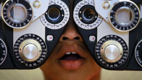 Eine Person bekommt einen Augencheck. Bei Durchblutungsstörungen im Auge sind eine schnelle Diagnose und das sofortige Aufsuchen eines Arztes wichtig. Denn die Folgen können gravierend sein - bis zur Erblindung. (Foto: dpa Bildfunk, Picture Alliance)