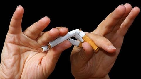 Zwei Männerhände zerbrechen Zigaretten (Foto: SWR, Foto: Colourbox.de - BulychevB)