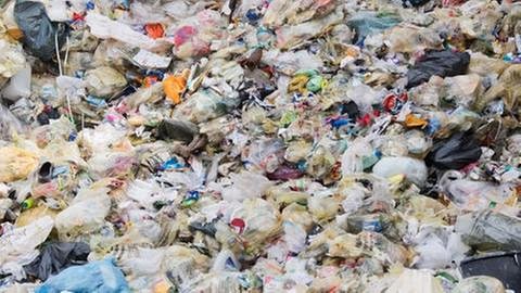 Plastikberge: Teilweise dauert es einige hundert Jahre, bis Plastik vollständig zerfällt. (Foto: dpa Bildfunk, picture alliance/dpa -)