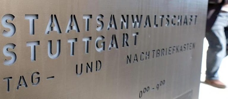 Die Aufschrift "Staatsanwaltschaft Stuttgart" steht vor dem Gebäude der Staatsanwaltschaft in Stuttgart (Baden-Württemberg) auf einem Briefkasten. (Foto: picture-alliance / dpa, picture-alliance / dpa -)