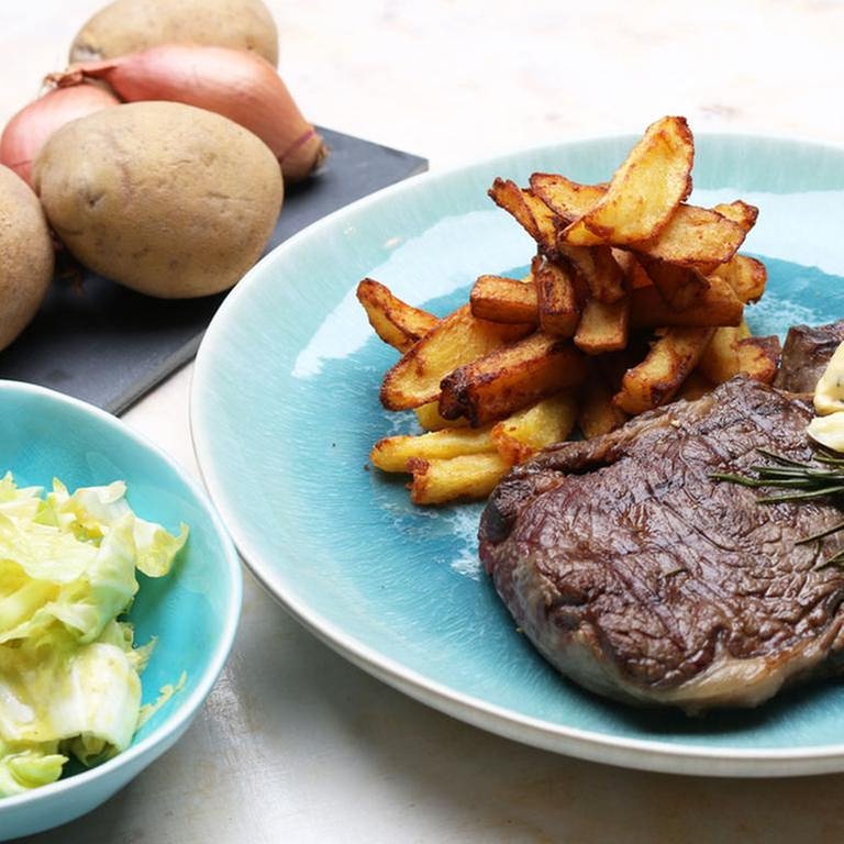 Steak frites mit Kräuterbutter und Salat (Foto: SWR, SWR -)