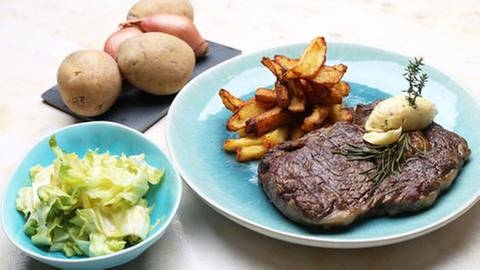 Steak frites mit Kräuterbutter und Salat (Foto: SWR, SWR -)