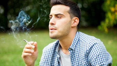 Ein Mann sitzt im Garten und raucht eine Zigarette. (Foto: Getty Images, Thinkstock -)