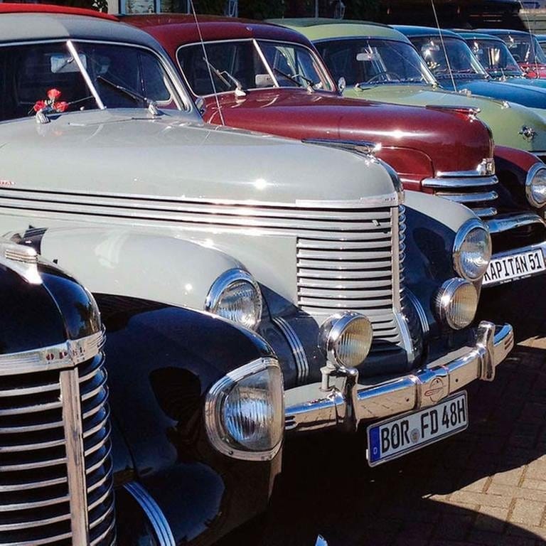 Verschiedene Modelle des Opel Kapitän in Reihe aufgestellt (Foto: SWR)
