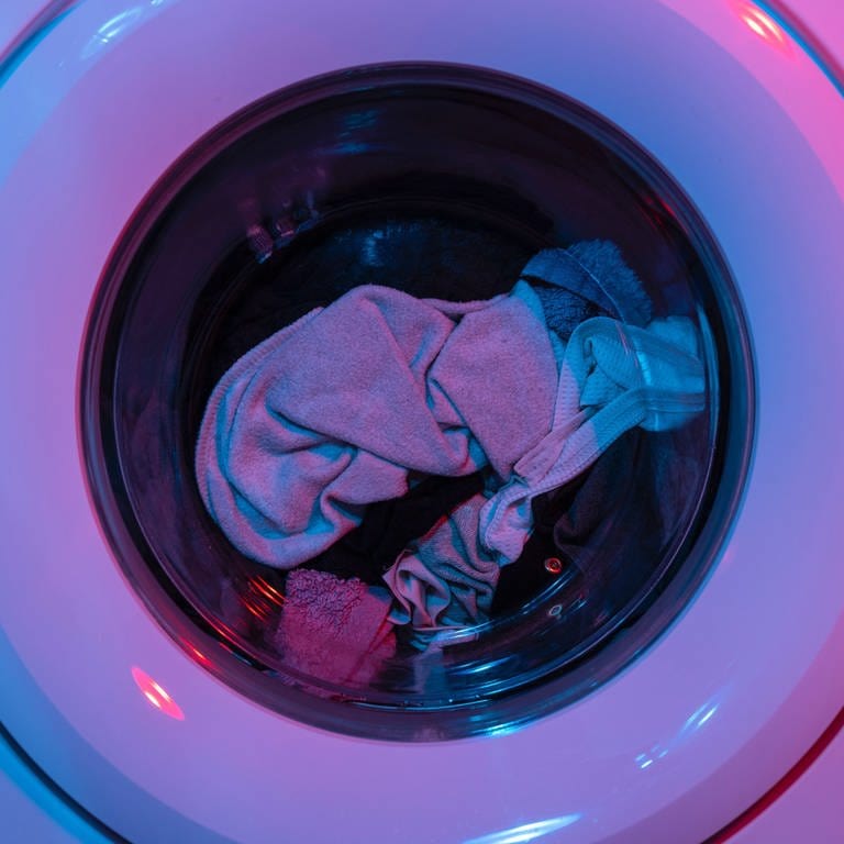 Naufnahme einer laufenden Waschmaschine. (Foto: Unsplash/ Engin Akyurt)