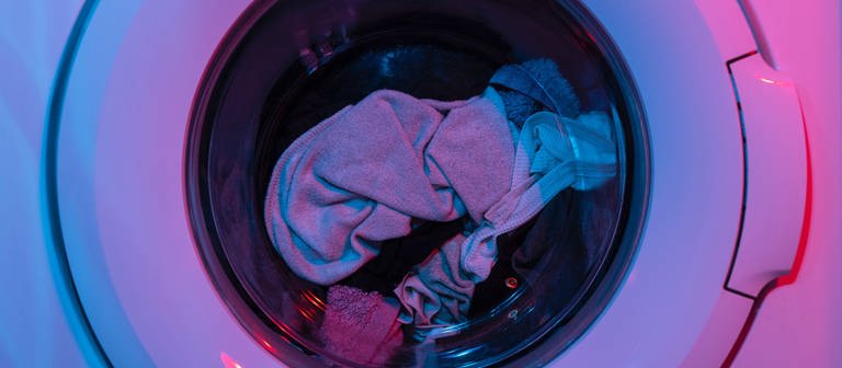 Naufnahme einer laufenden Waschmaschine. (Foto: Unsplash/ Engin Akyurt)