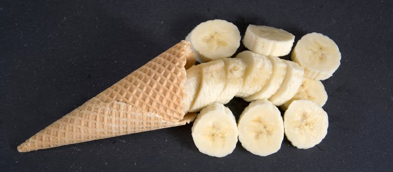 Eiswaffle mit geschnittener Banane. (Foto: Colourbox)