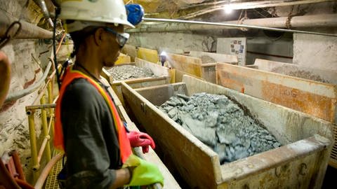 Arbeiter aus Südafrika steht in einer Goldmine vor Schuttresten. (Foto: dpa Bildfunk, Picture Alliance)