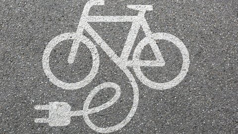 Das E-Bike Verkehrszeichen auf Asphalt abgedruckt.  (Foto: Colourbox, COLOURBOX28138907)