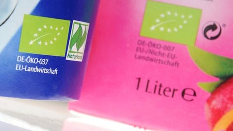 Das EU-Bio-Logo ist auf zwei Joghurtbechern zu sehen.  (Foto: dpa Bildfunk, picture alliance / dpa | Teresa Dapp)