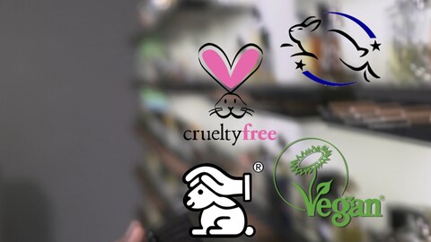 Die vier Veganlables von Vegan Society, cruelty free international, PETA und vom Tierschutzbund sind im Viereck angeordnet. Welches parfum ist das beste?  (Foto: SWR)