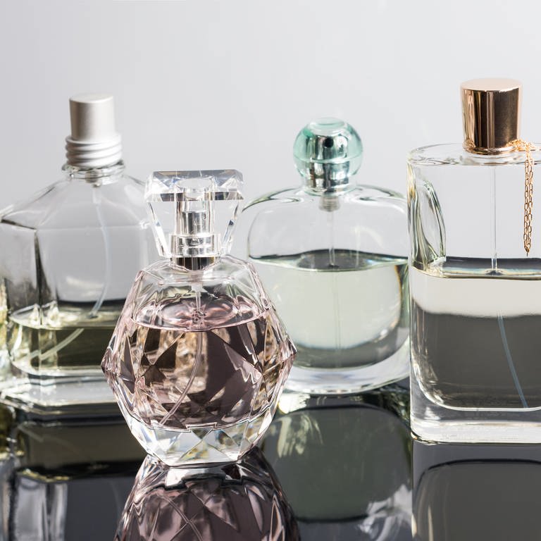 Verschiedene Parfum-Flaschen stehen auf einem Tisch. Welches Parfum ist am besten? (Foto: Colourbox)