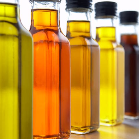Mehrere Glasflaschen mit verschiedenen Ölen (Foto: Colourbox, 1258601)