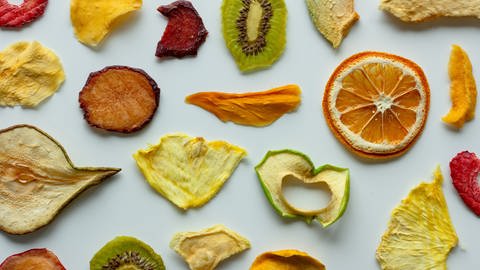 Trockenfrüchte: Orange, Apfel, Ananas, Ingwer, Kiwi und Erdbeere. (Foto: Unsplash / K8)