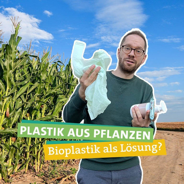 Ökochecker Tobias Koch in der rechten Bildhälfte schaut in die Kamera. In der linken Hand hält er eine Tüte aus Bioplastik. In der rechten Hand hält er einen Seifenspender aus Plastik, sowie einen Müsliriegel in Plastikverpackung. In der Mitte steht die Überschrift, jeweils unterlegt von grünen und gelben Bändern "PLASTIK AUS PFLANZEN" "Bioplastik als Lösung?". Im Hintergrund erkennt man ein Maisfeld. (Foto: SWR)