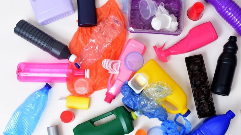 Verschiedene bunte Verpackungen aus Plastik, wie Joghurtbecher Wasserflaschen oder Waschmittel. (Foto: Adobe Foto Stock/Curto)