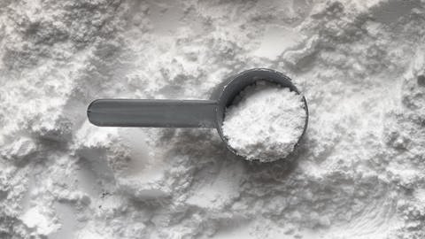 Sodium Laureth Sulfat: Weißes Pulver mit Löffel. (Foto: Unsplash/HowToGym)