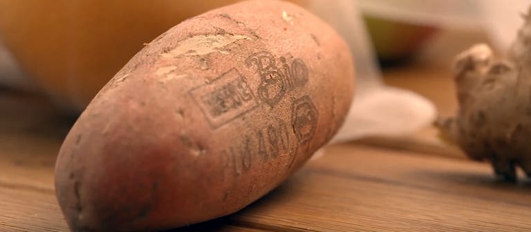 Auf einer Kartoffel ist ein eingelasertes Bio-Logo zu erkennen (Foto: SWR)